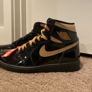 nike air jordan 1 retro gold & black